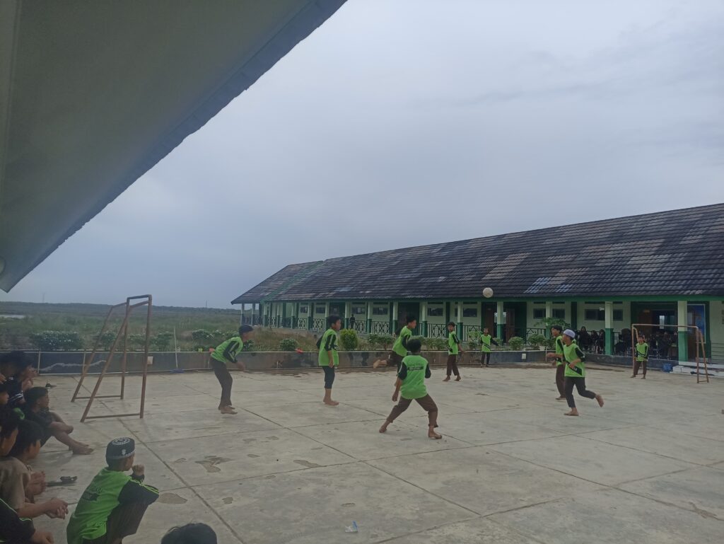kegiatan Class Meeting, salah satu cabang lomba futsal putsal antar kelas MTsN 2 Kapuas, Sabtu (14/06/2025).